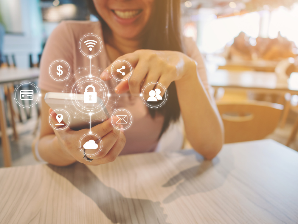 Eine Person nutzt ein Smartphone, während sie mit Symbolen für Sicherheit und Kommunikation interagiert.